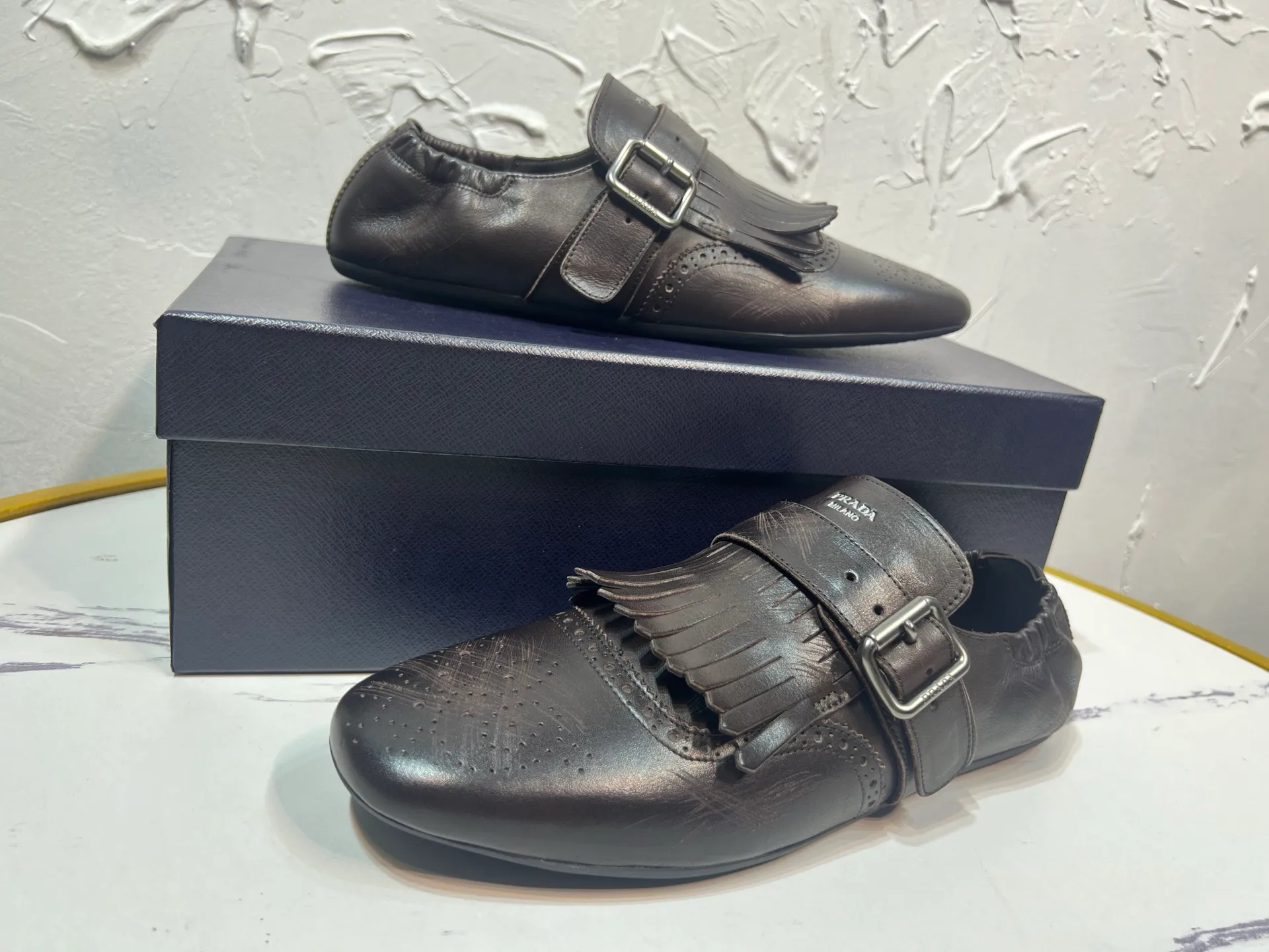 P820 ​​prada derby2025 spring and autumn latest Prada slip-on retro men's leather shoes, Shuffle tassel strap Monk shoes, original one-to-one development, outsole one-to-one molding, upper cowhide, lining and foot cowhide, rubber sole, original packaging Code number: 39-46